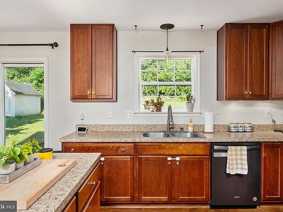 5th image of 428 Calvert Cir