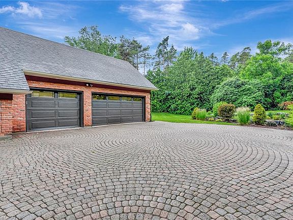 4th image of 22 Deerpath Ct