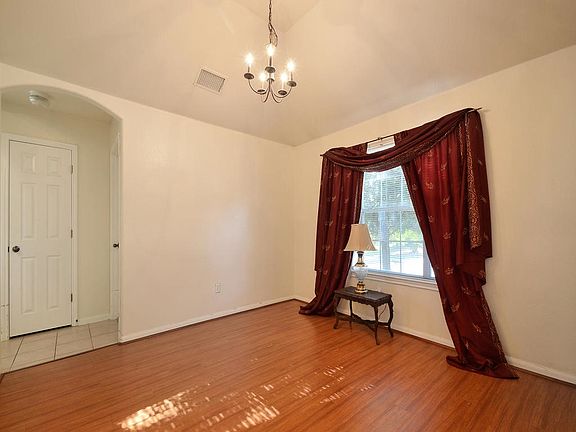 3rd image of 149 Ashwood S