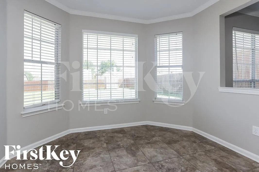 3 bed, 2.5 bath, 2319 sqft, $2,135 — Photo 4