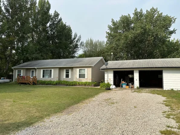 8399 N 52nd St, Grand Forks, ND 58203