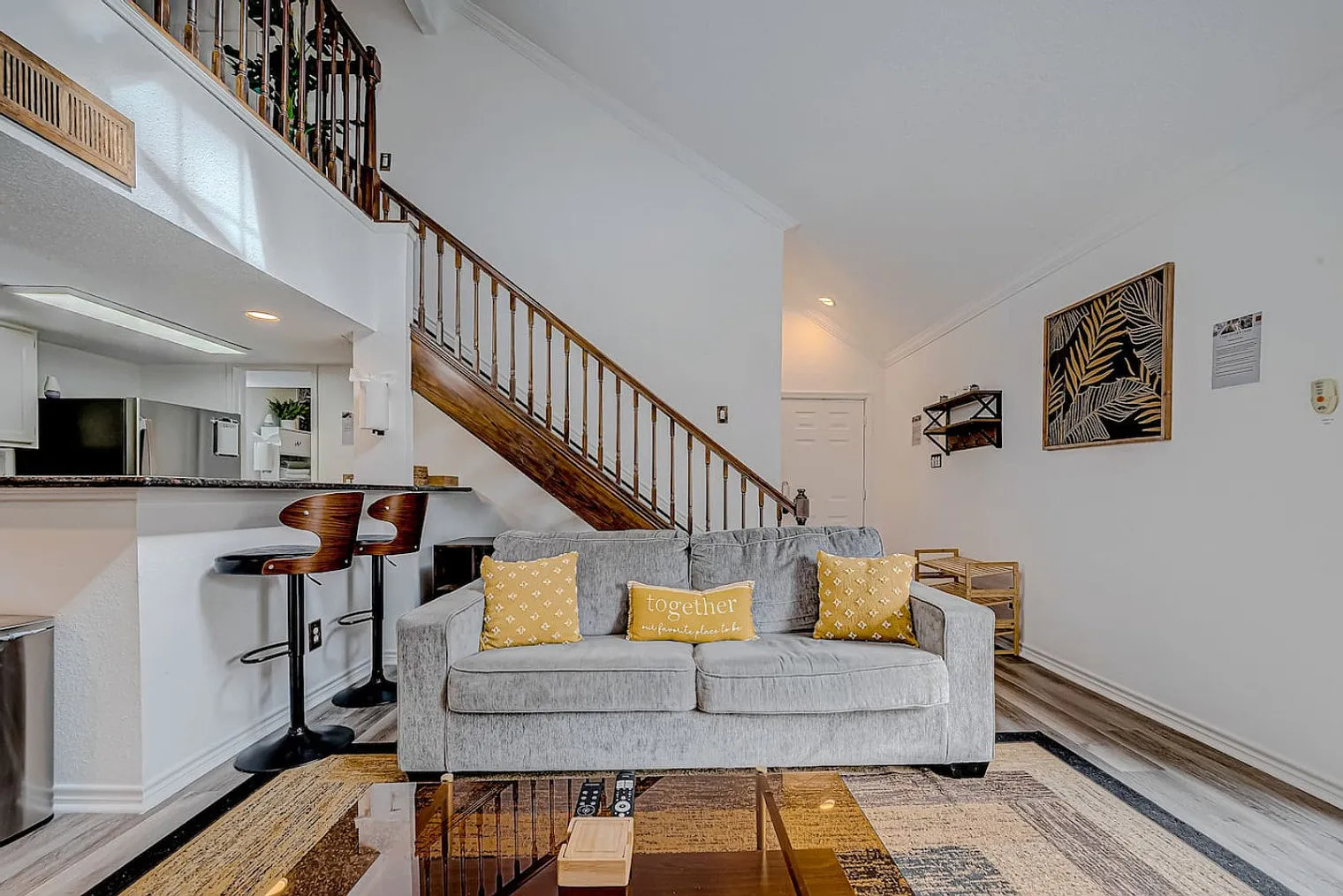 1 bed, 1.0 bath, 828 sqft, $3,318 — Photo 2
