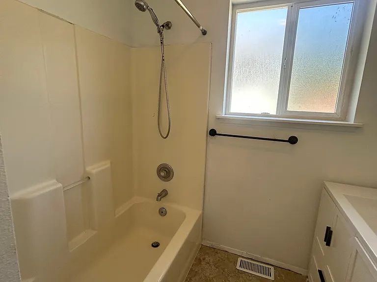 909 S 5th St — Photo 17