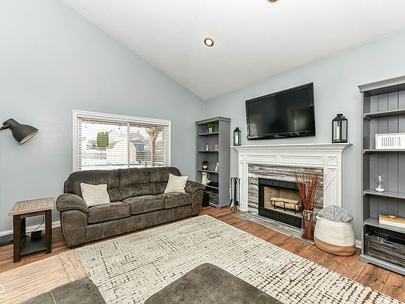 4th image of 317 Edgewood Pl E