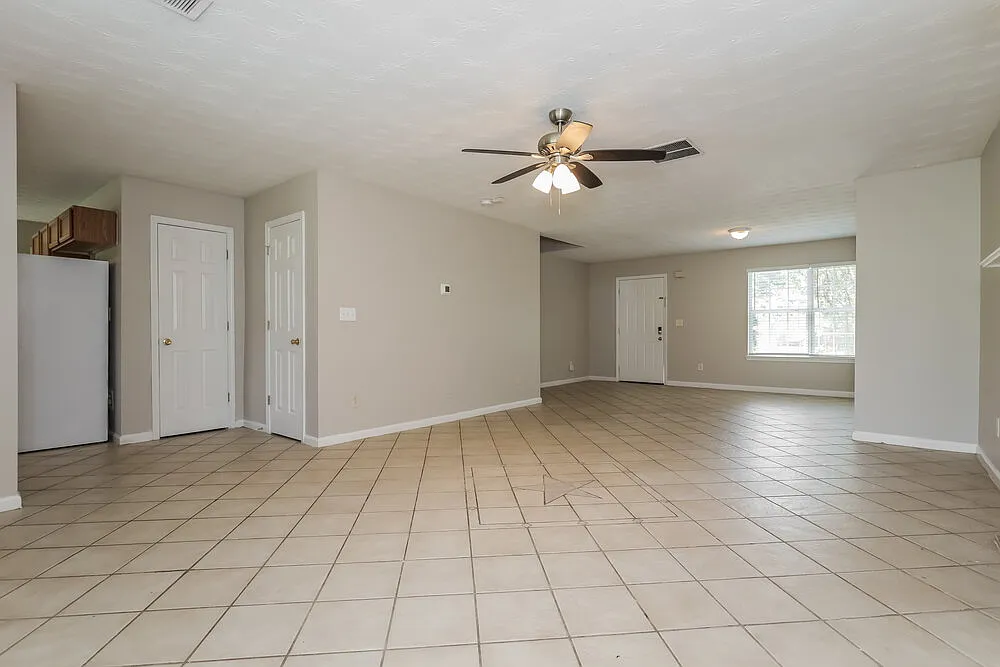 4 bed, 2.5 bath, 2221 sqft, $2,085 — Photo 4