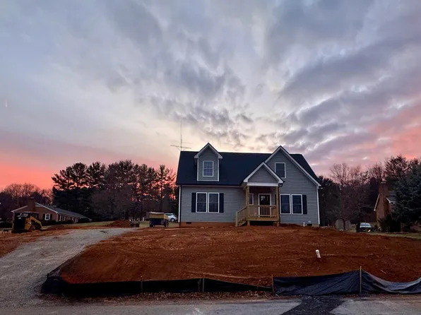 202 Robin Hood Rd, Staunton, VA 24401