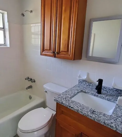 2578 Seneca Ave — Photo 7