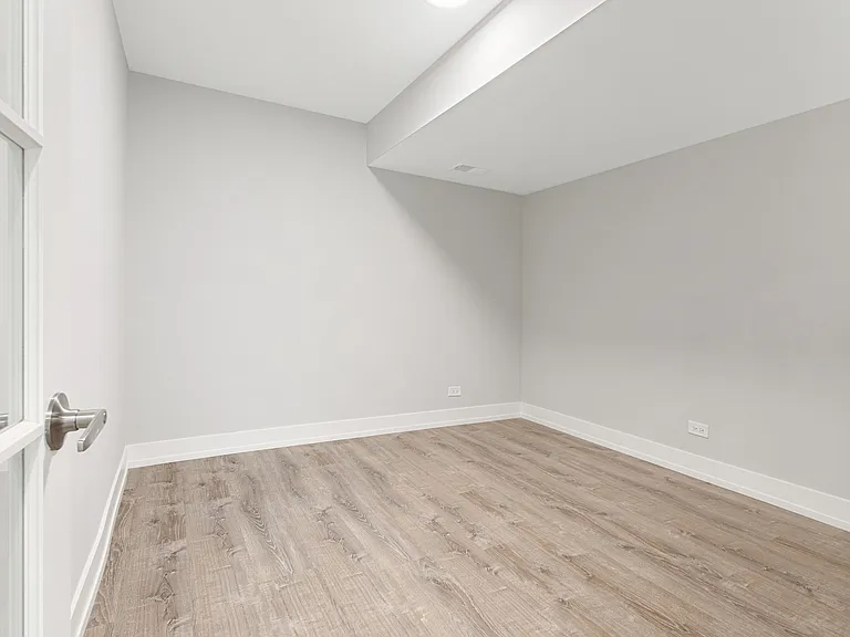 2330 W Lunt Ave #401 — Photo 10