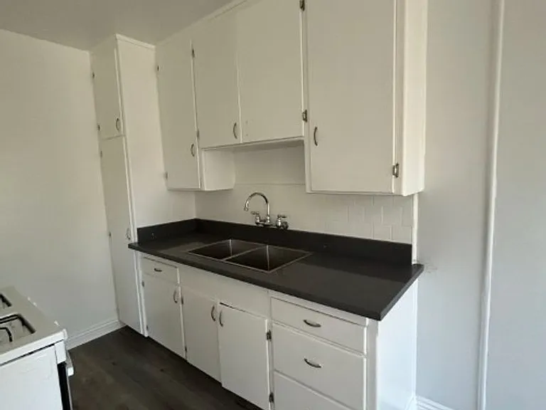 1935 Locust Ave — Photo 2
