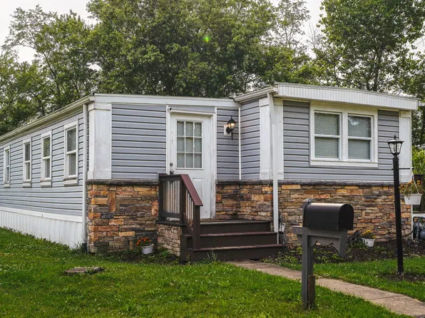 26 Circle Dr, Finleyville, PA 15332