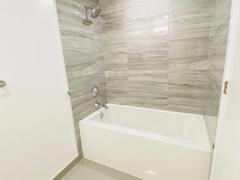 39 Roehampton Ave #905 — Photo 11