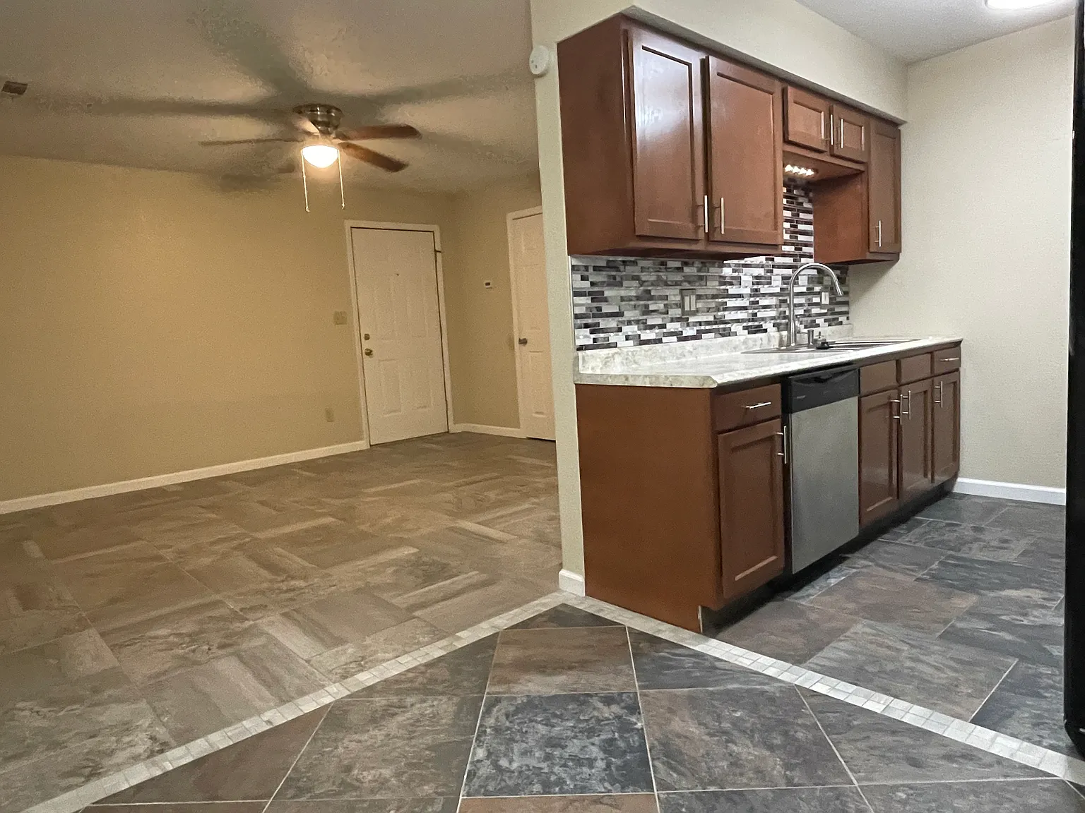 2 bed, 875 sqft, $925 — Photo 3