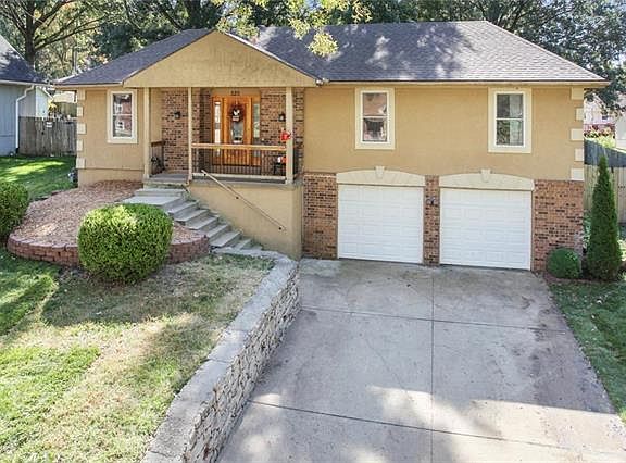 2nd image of 520 NW Brad Cir