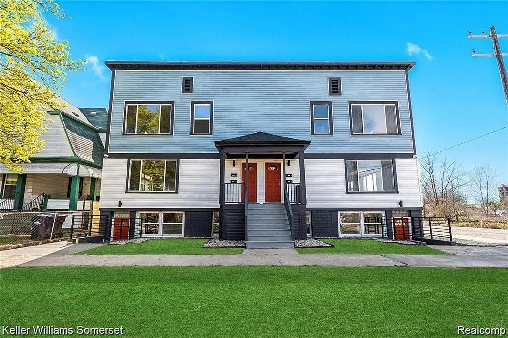 2 bed, 1.0 bath, 900 sqft, $1,295 — Photo 1