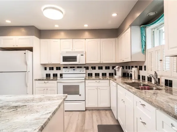 600 Valley Stream DR #F8, NAPLES, FL 34113
