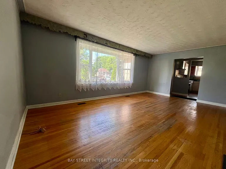 520 Lynett Cres — Photo 4