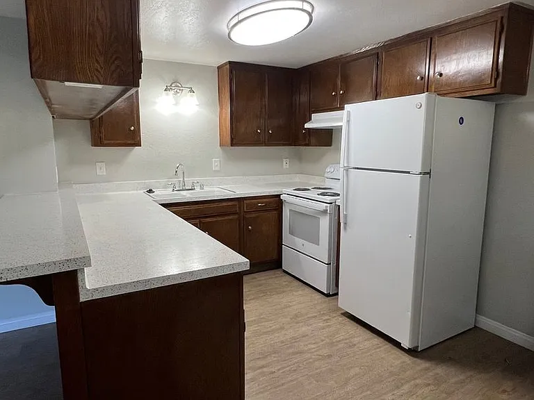Raintree Garden Apartments — Photo 14