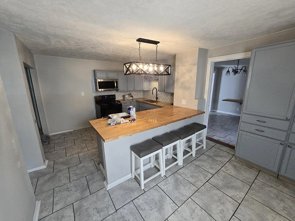 1809 Rowley Ave — Photo 2