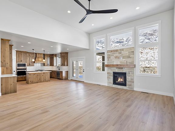 4th image of 656 E Mountain Rd N