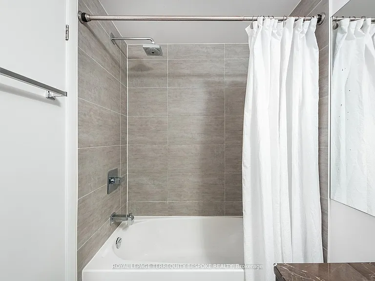 478 King St W #202 — Photo 22
