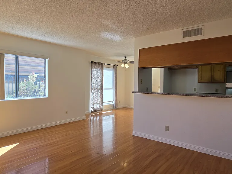 1049 Linden Ave #7 — Photo 2