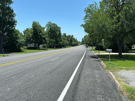 4th image of 1113 Commerce Dr