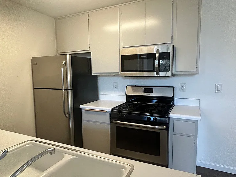 1377 Oakdale Ave — Photo 4