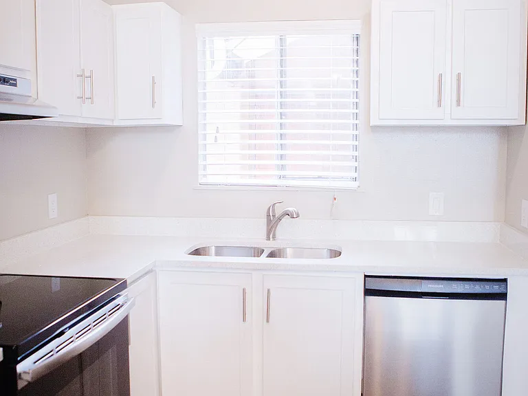 The Franklyn Apartments — Photo 8