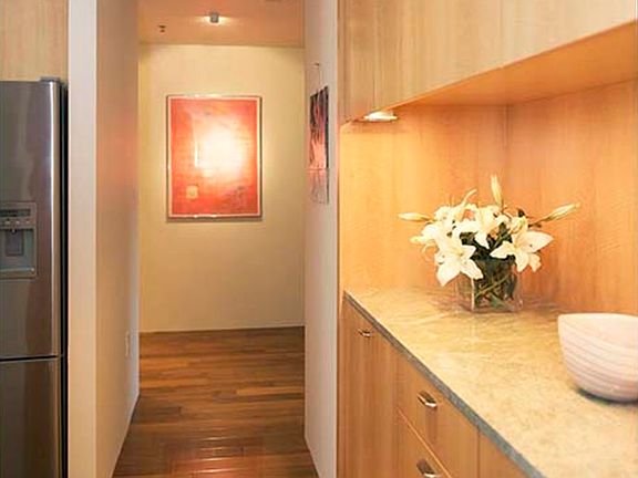 4th image of 250 King St Unit 562