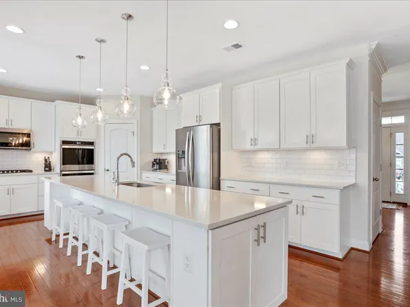 208 Bridgewater Dr, Stephens City, VA 22655