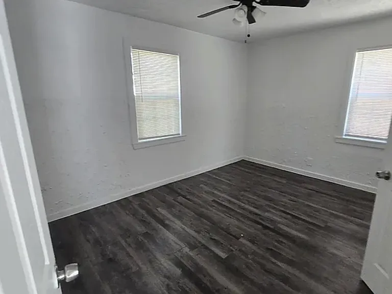 1105 SW 41st St — Photo 2