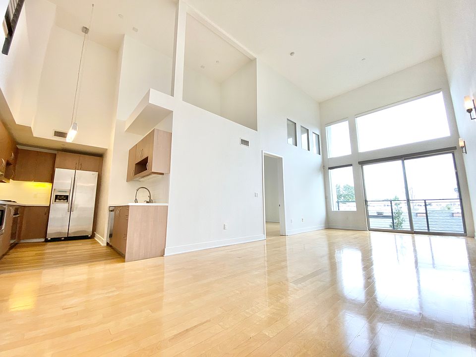 1st image of 12837 Moorpark St Unit 303