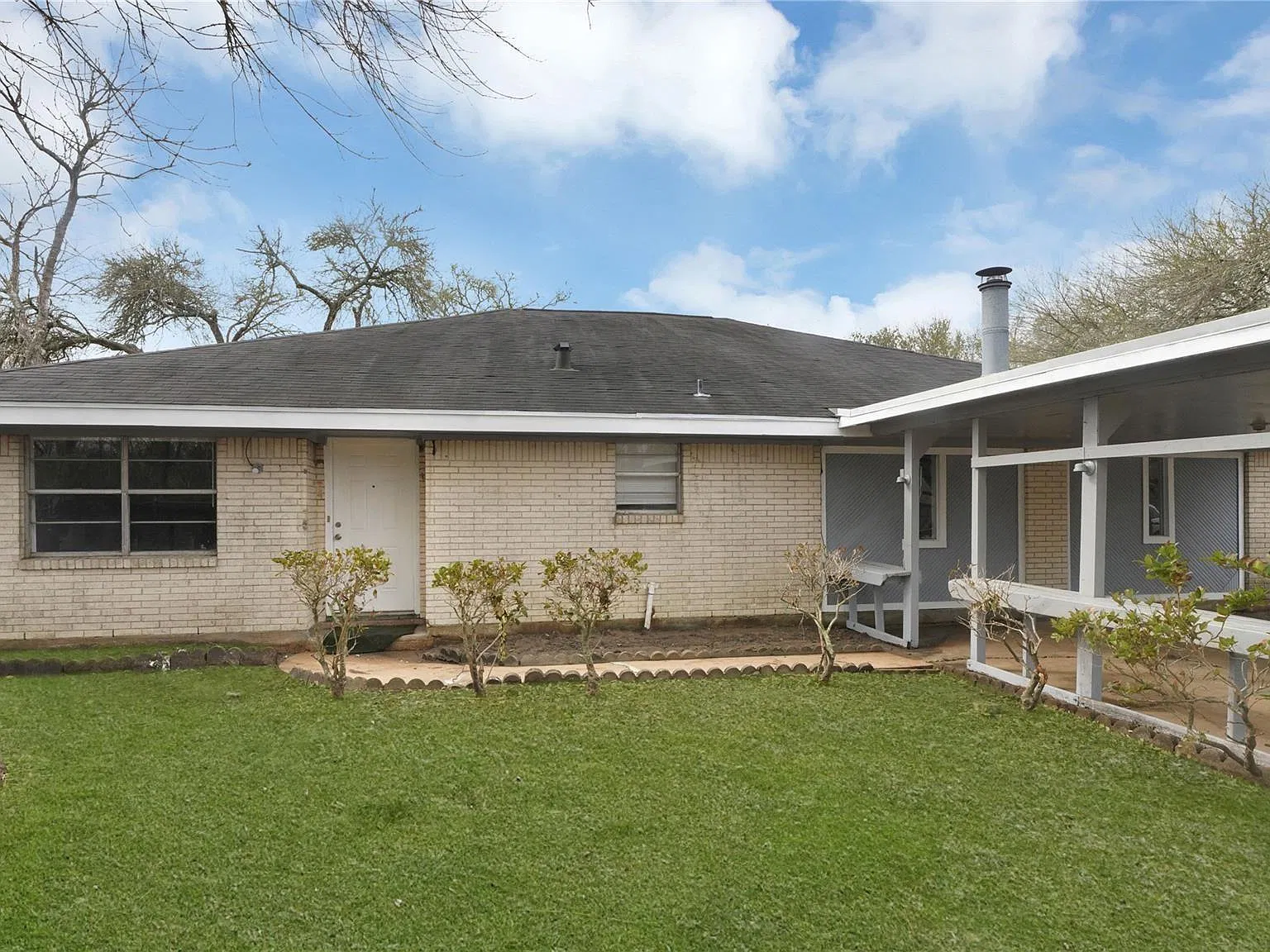 3 bed, 2.0 bath, 2112 sqft, $1,775 — Photo 3