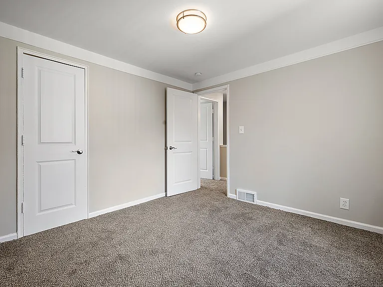 Oak Park Manor Apartments & Townhomes — Photo 17