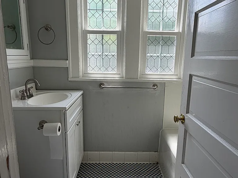 411 N Spring St — Photo 7