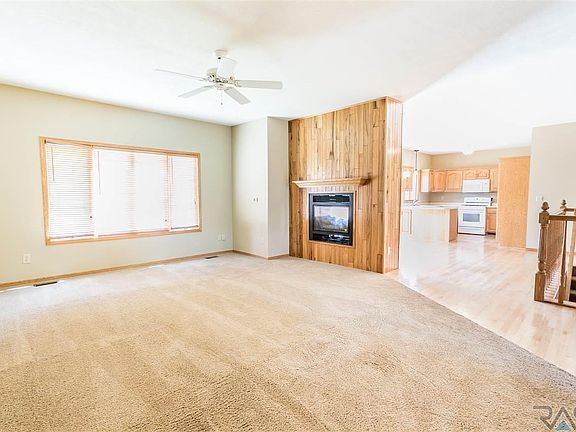 3rd image of 807 E Justin Dr
