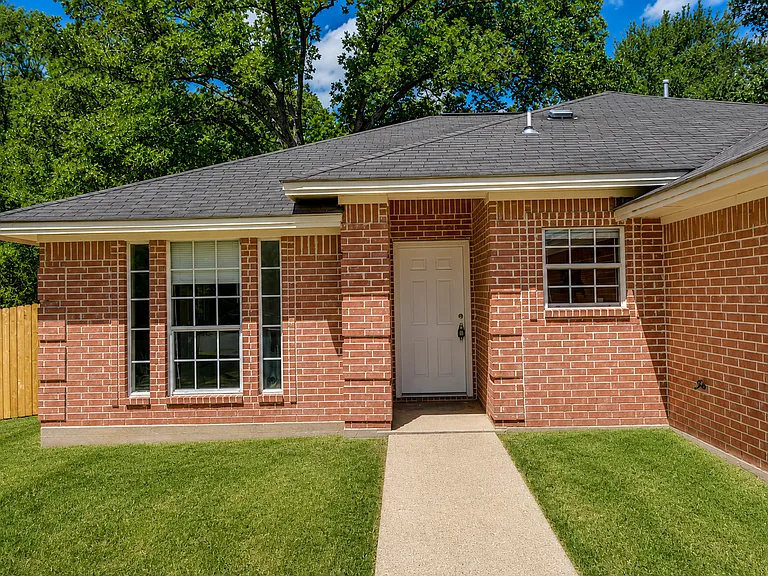 2404 Jaguar Ct — Photo 2
