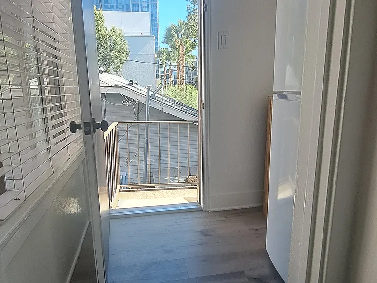 5944 Carlton Way — Photo 16