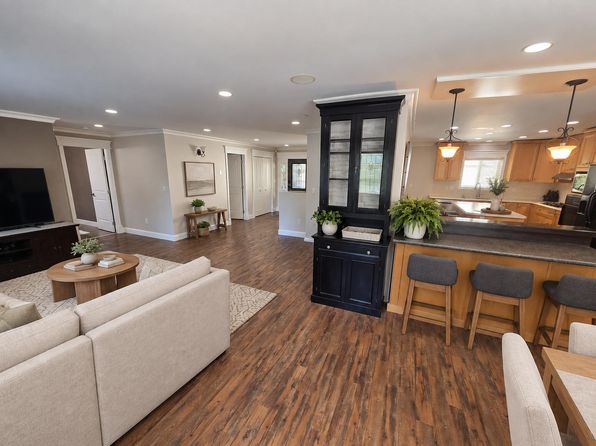3 bedroom rental in Surrey — photo 5