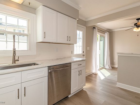 3rd image of 8 Meadowlawn Dr Unit 22