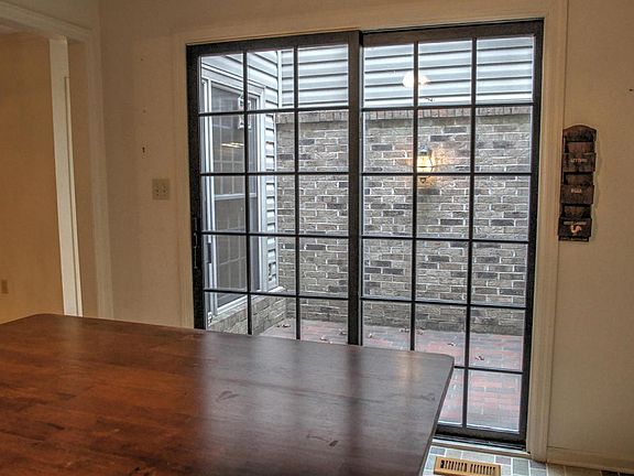 4th image of 935 Portsmouth Cir