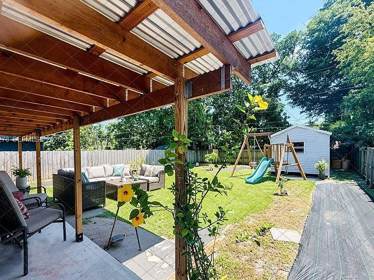 2318 Dewey St — Photo 2