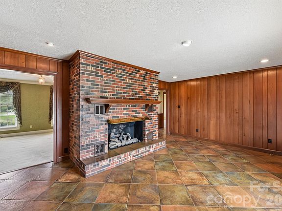 5th image of 404 N Greenbriar Rd