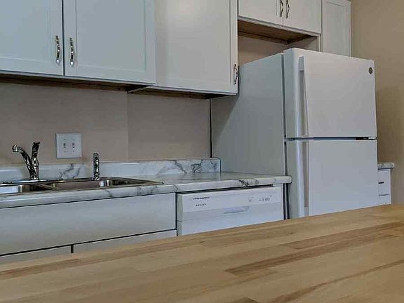 2nd image of 2140 Barclay St #302
