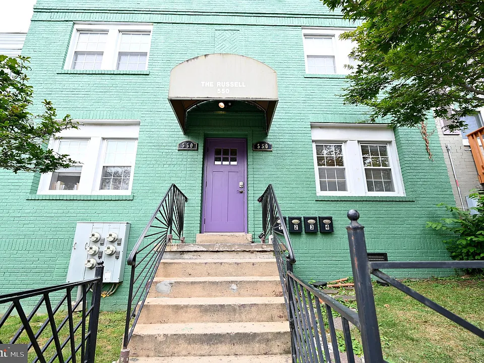 550 Hobart Pl NW #2