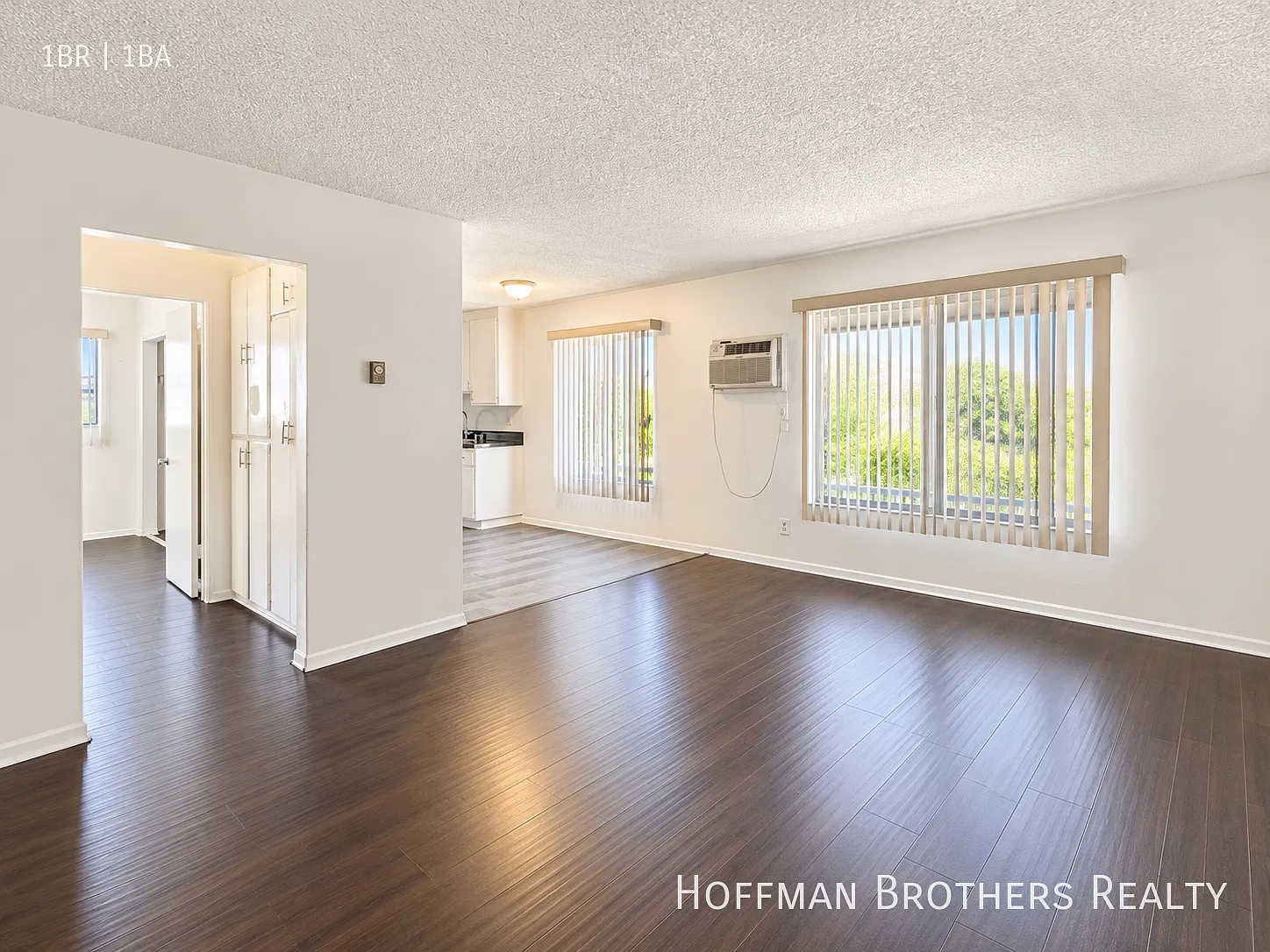 **1 Month Free**Rehabbed Mid-City One-Bedroom With Updated Kitchen, On-Site Laundry, A/C & Parking!! — Photo 1