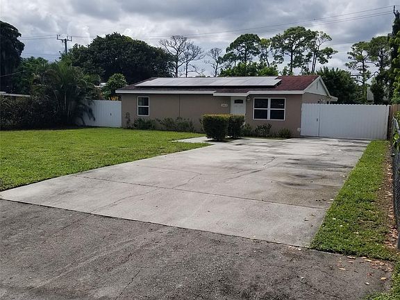 3rd image of 2463 N Pineway Drive