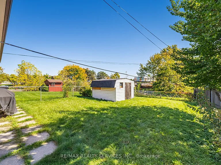 61 Avondale Blvd — Photo 26