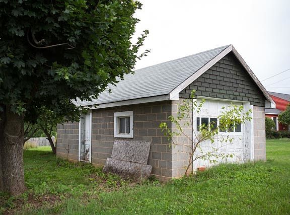 5th image of 417 Trenton Ave