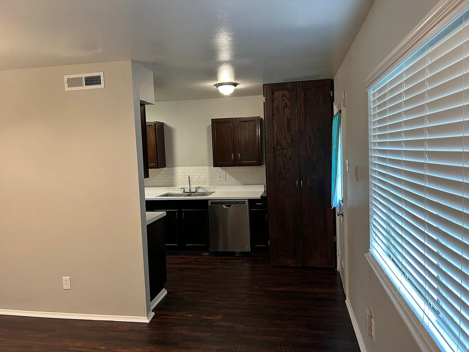 3 bed, 1.5 bath, 1379 sqft, $2,100 — Photo 4